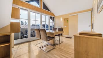 Holiday Apartment Stadtoase mit Dachterrasse | Essbereich im Zimmer