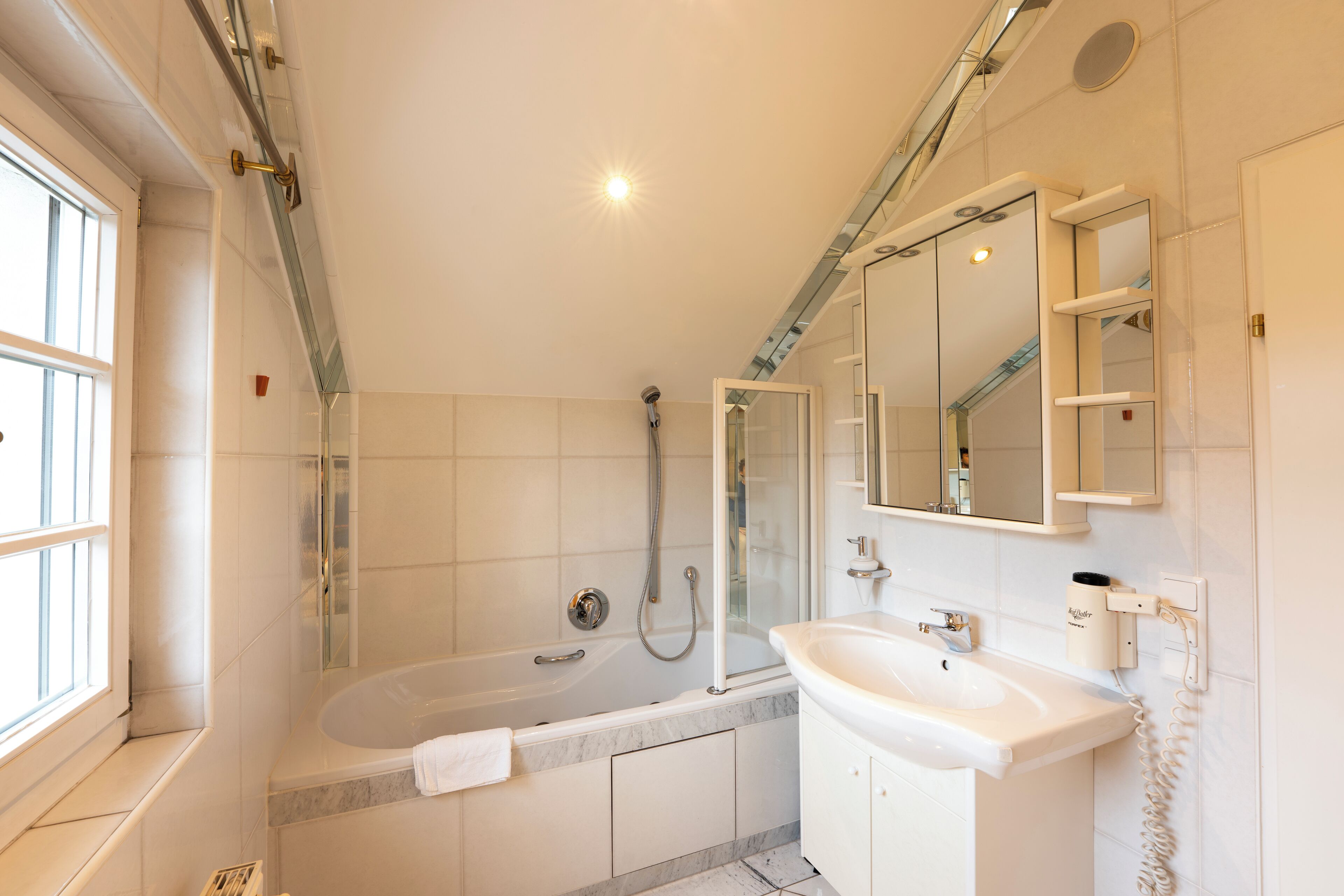 holiday apartment stadtidyll | bathroom | shower, free toiletries, hair dryer, towels