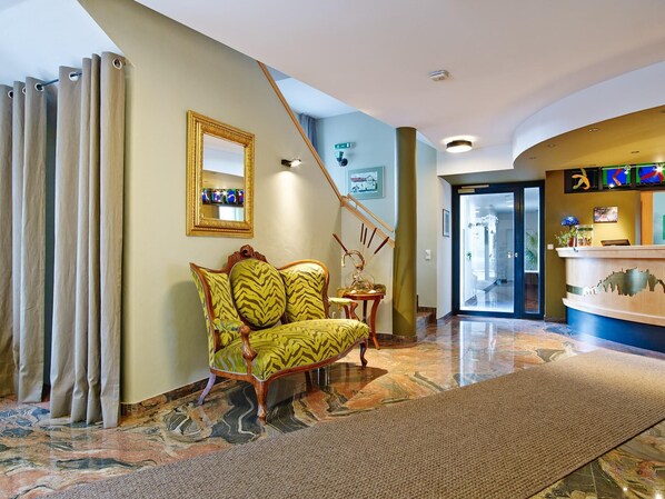 Reception - Holiday Apartments by Das Grüne Hotel zur Post (Salzburg)