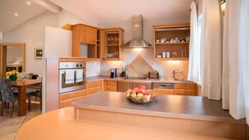 Holiday Apartment Penthouse mit Terrasse | 1 bedroom, hypo-allergenic bedding, soundproofing, free WiFi