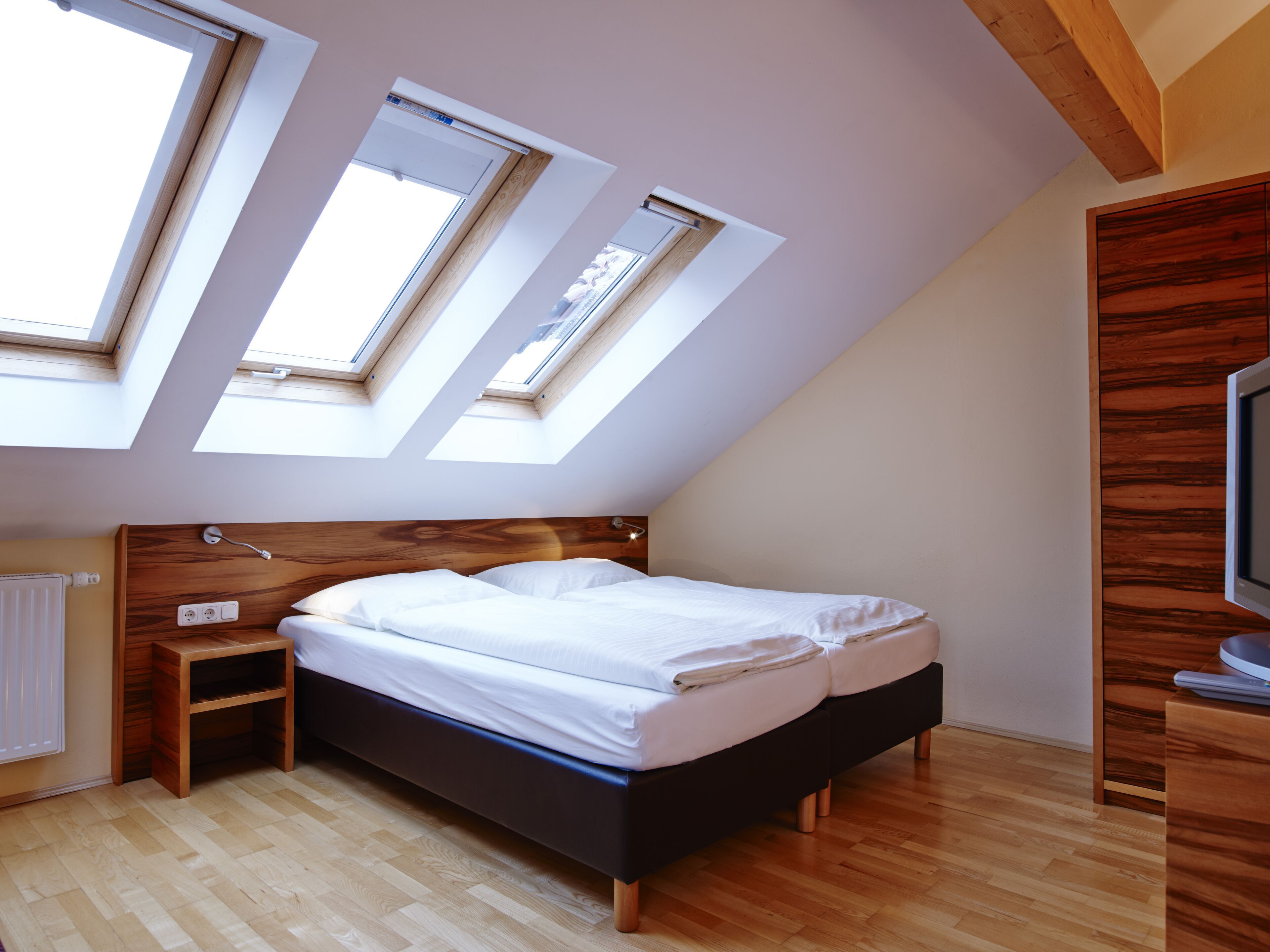 Hypo-allergenic bedding, soundproofing, free WiFi, bed sheets