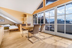 Holiday Apartment Stadtoase mit Dachterrasse | Allergikerbettwaren, schallisolierte Zimmer, kostenloses WLAN