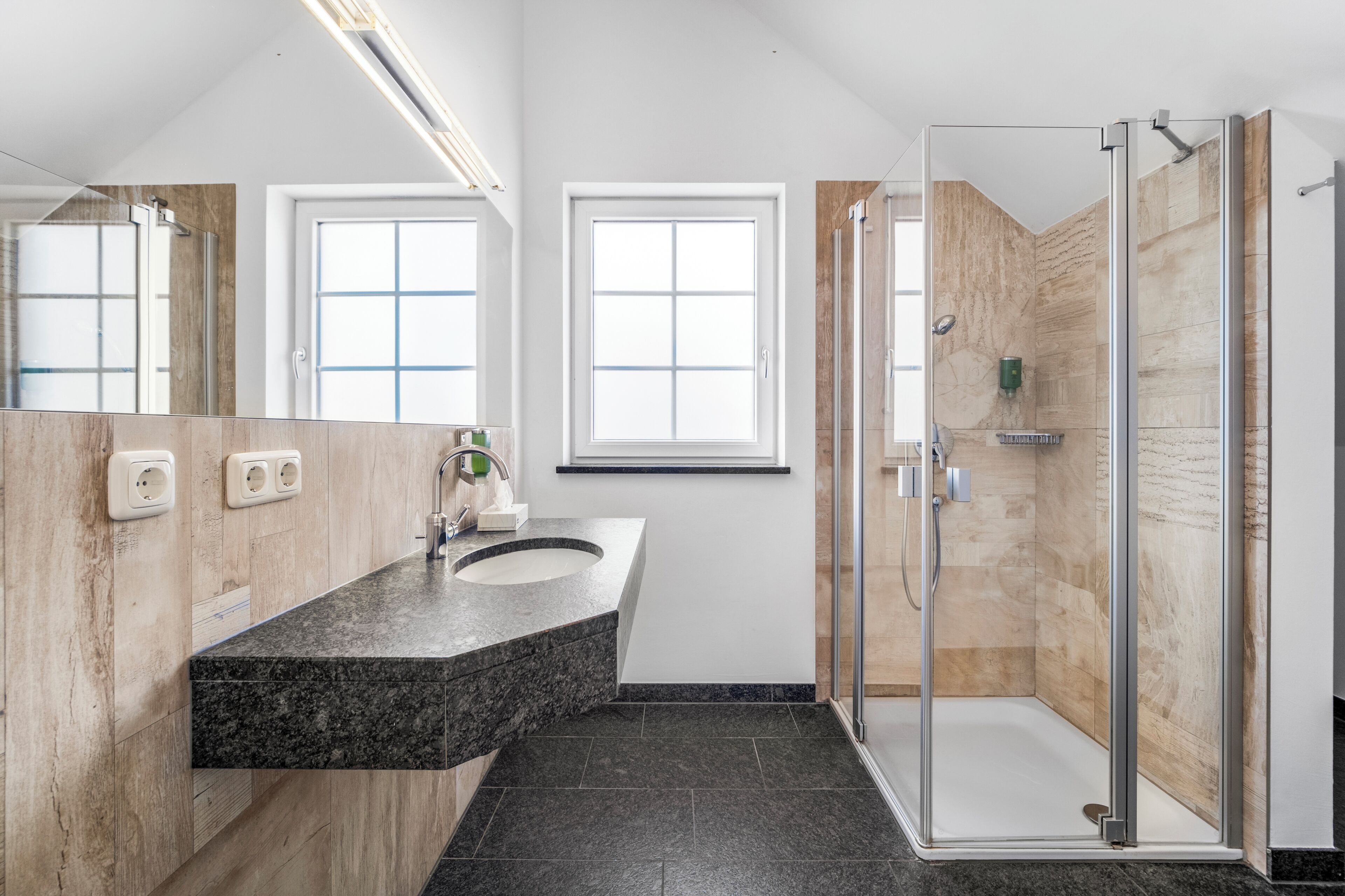 Holiday Apartment Stadtliebe | Bathroom | Shower, free toiletries, hair dryer, towels