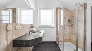 Holiday Apartment Stadtliebe | Bathroom | Shower, free toiletries, hair dryer, towels