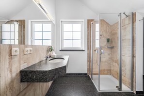 Holiday Apartment Stadtliebe | 浴室 | 淋浴设施、免费洗浴用品、吹风机、毛巾