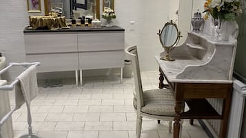 Baroque Venetian Room | Bathroom | Shower, rainfall showerhead, free toiletries, hair dryer