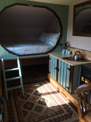 Tradisjonell hytte | Individuelt dekorert, individuelt innredet, skrivebord og sengetøy