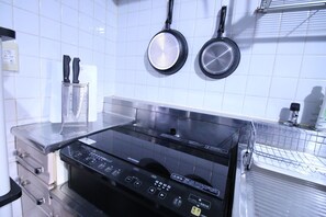 Kylskåp, mikrovågsugn, ugn och spishäll