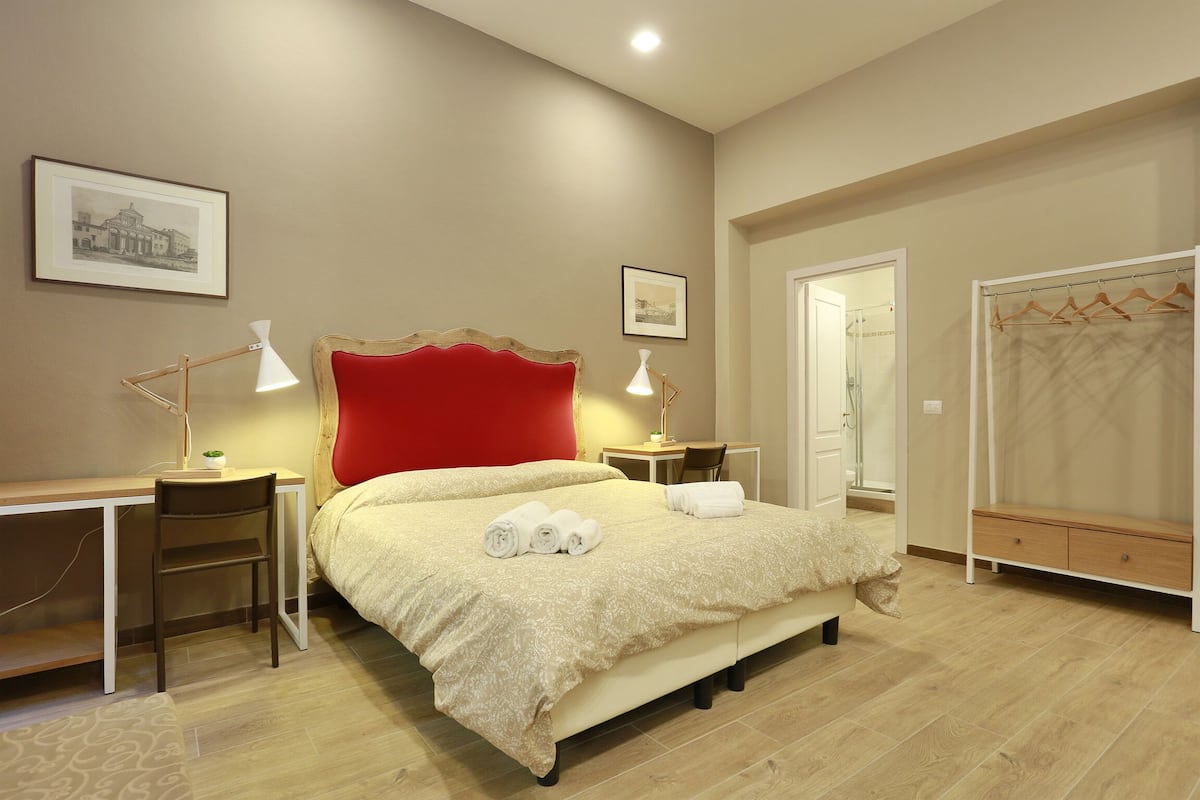 Dreibettzimmer | 2 Schlafzimmer, hochwertige Bettwaren, Zimmersafe, individuell dekoriert