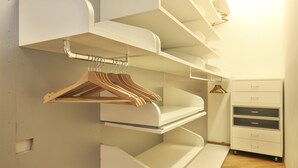 Ein moderner Kleiderschrank mit eingebauten Regalen und einer Kleiderstange.