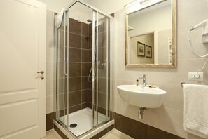 Suite familiar, 2 habitaciones | Baño | Ducha, artículos de higiene personal gratuitos, zapatillas y bidé