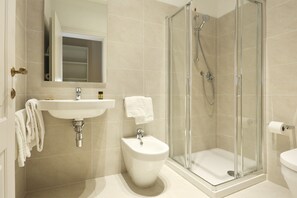 Apartment, 2 Schlafzimmer, Küche | Dusche im Bad