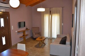 Apartment, Lake View | Living room