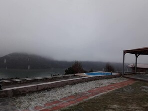 Outdoor pool, sun loungers - Kedros Chalet (Nafpaktos)