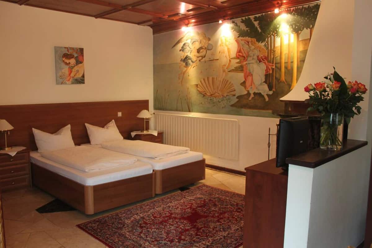 Minibar, Schreibtisch, schallisolierte Zimmer, BĂŒgeleisen/BĂŒgelbrett