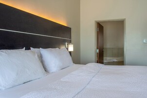 Suite, 1 King Bed, Jetted Tub | WiFi, bed sheets