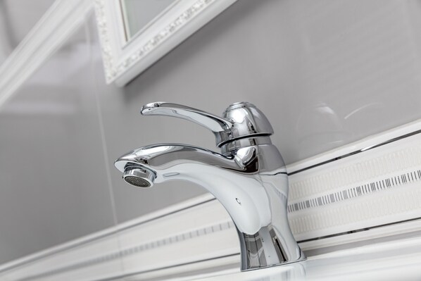 A chrome faucet with a single handle and a lever. - Merci Boutique Hotel (Kraków)
