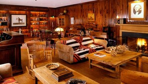 Villa, 3 habitaciones | Sala de estar | Televisión 