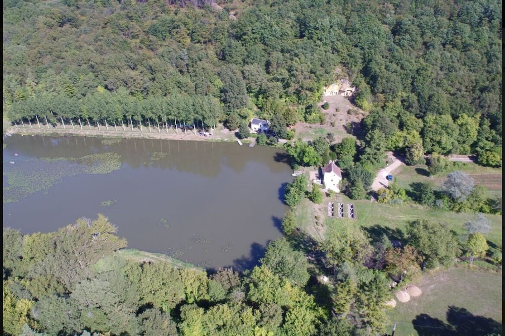 Cottage 4/6 people on the edge of a fishing pond in the heart of a natural site