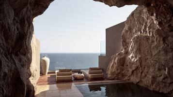 Cave Suite (Sea View with Private pool) | 1 bilik tidur, bar mini, meja, kalis bunyi