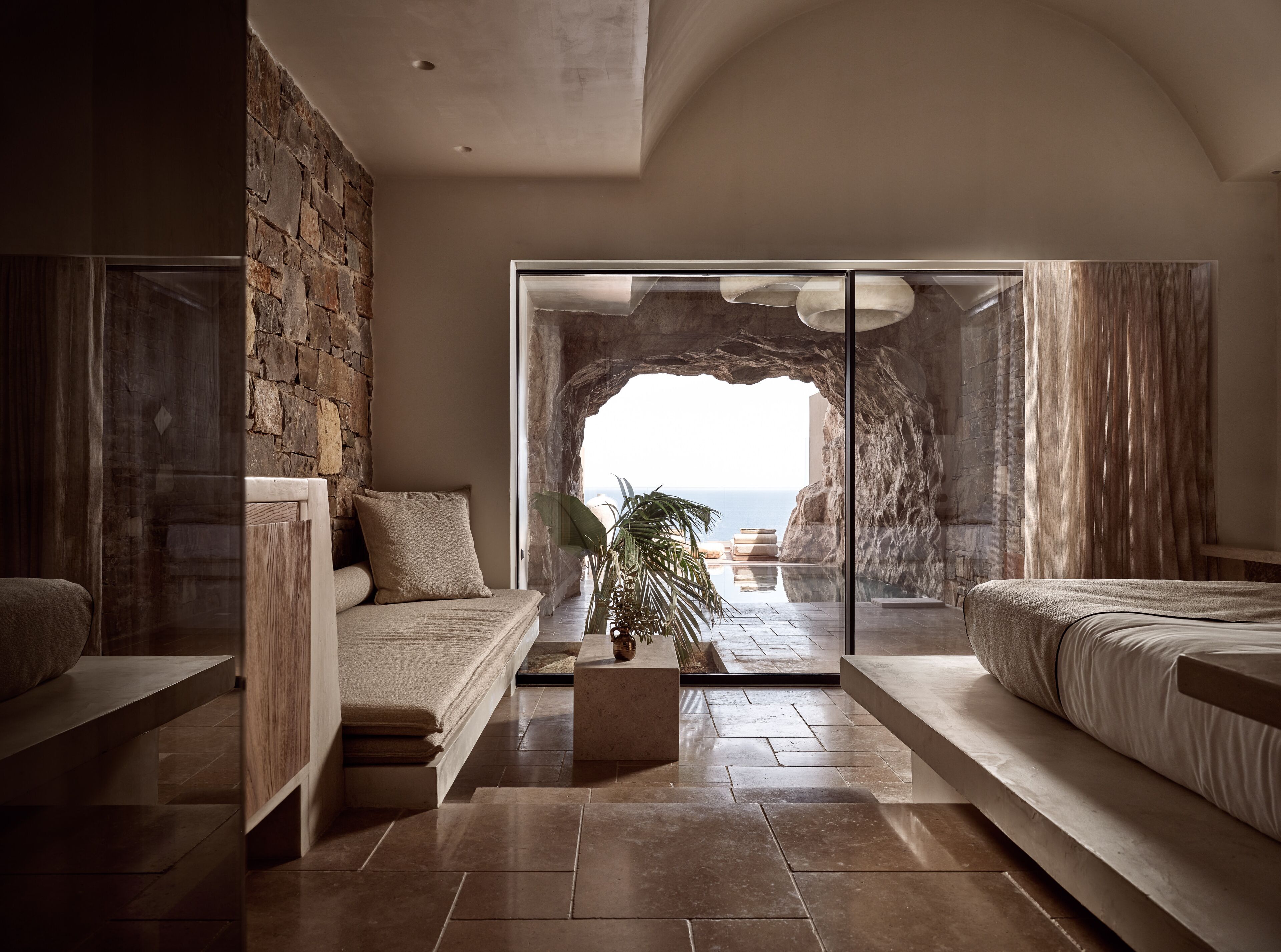 Cave Suite (Sea View with Private pool) | Minibar, una scrivania, insonorizzazione, Wi-Fi gratuito