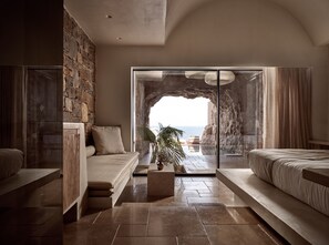 Cave Suite (Sea View with Private pool) | Minibar, escritorio, sistema de insonorización y wifi gratis