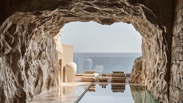 Cave Suite (Sea View with Private pool) | Minibar, una scrivania, insonorizzazione, Wi-Fi gratuito