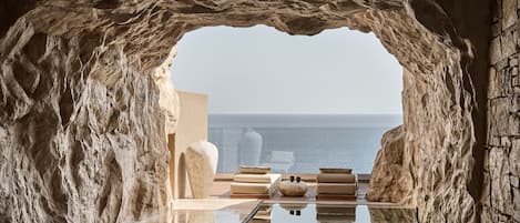 Cave Suite (Sea View with Private pool) | Minibar, una scrivania, insonorizzazione, Wi-Fi gratuito