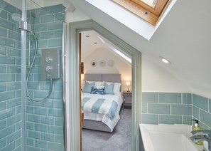 Bathroom shower - Threadneedle Cottage (Whitby)