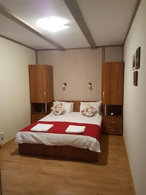 Individueel gedecoreerd, individueel gemeubileerd, een bureau