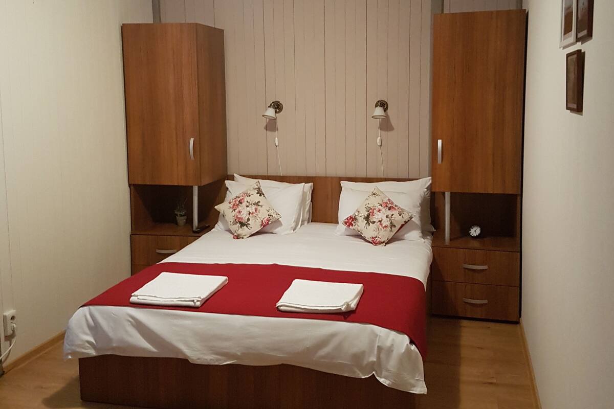 Double Room | Dihias secara berasingan, dilengkapkan perabot secara berasingan, meja