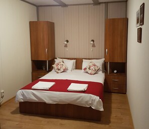 Habitación doble | Decoración personalizada, muebles diferentes y escritorio 