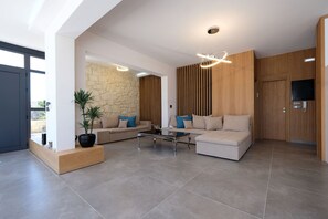 Télévision, cheminée