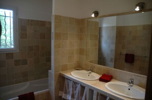 Kamer (Le temps des Cerises) | Badkamer | Een haardroger, handdoeken