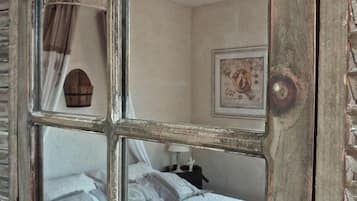 Room, Terrace (Treille) | Individually decorated, individually furnished, desk, free WiFi