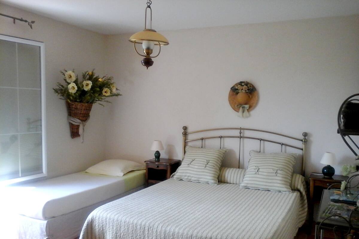 Kamer (Feniere) | Een bureau, gratis wifi, individueel gedecoreerd