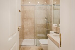 Dusche, Haartrockner, Handtücher