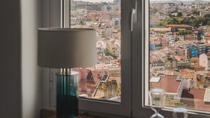 A room with a window overlooking a cityscape. - Master Deco Gem in Graça (Lisboa)