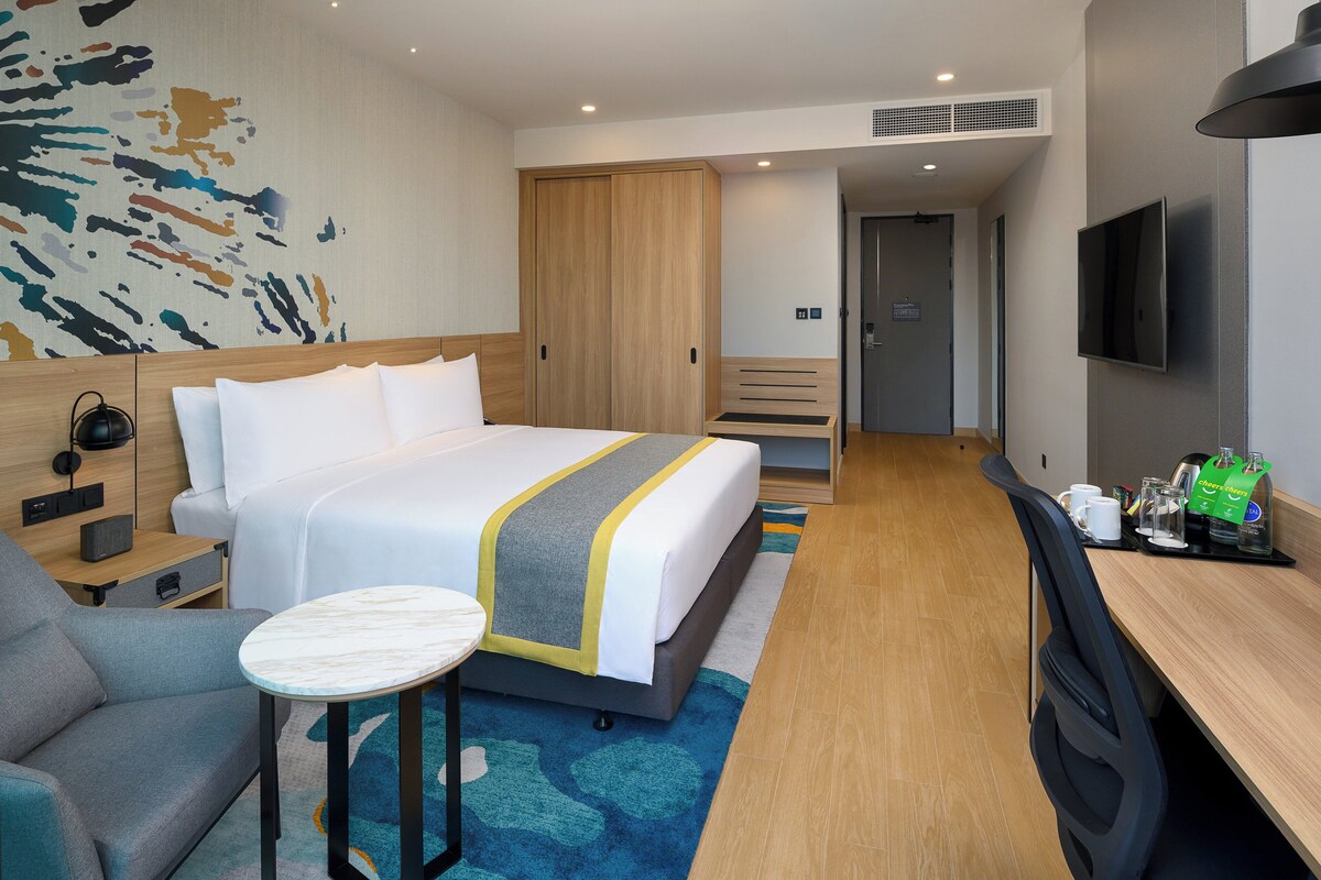 Standard Room, 1 King Bed | Desk, laptop workspace, blackout drapes, WiFi (free)