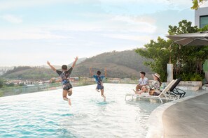 Kolam renang outdoor, dengan payung kolam renang dan kursi berjemur