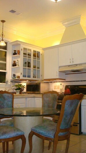 Dining - DOWNTOWN 4 BEDROOM 2 BATH NEAR CONVENTION CENTER (San Jose)