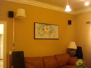 Living area - DOWNTOWN 4 BEDROOM 2 BATH NEAR CONVENTION CENTER (San Jose)