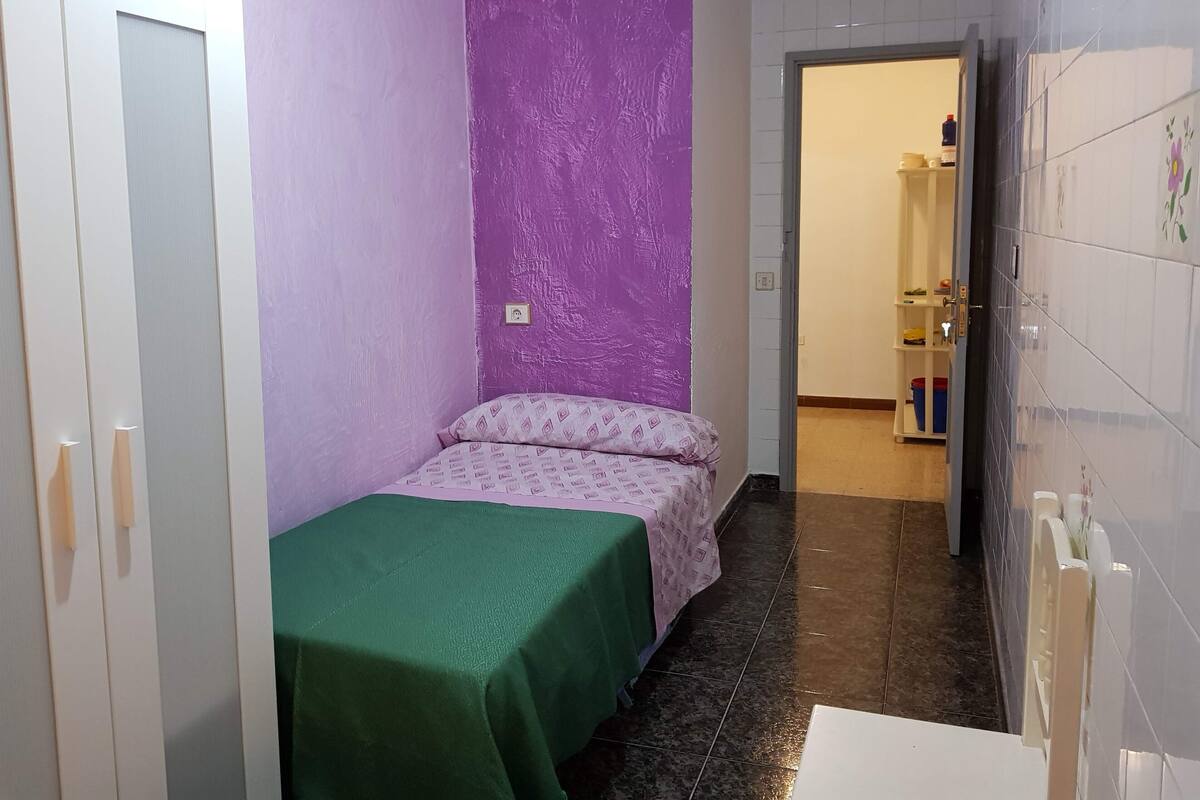 Habitación doble, baño compartido | Cortinas blackout, wifi y ropa de cama