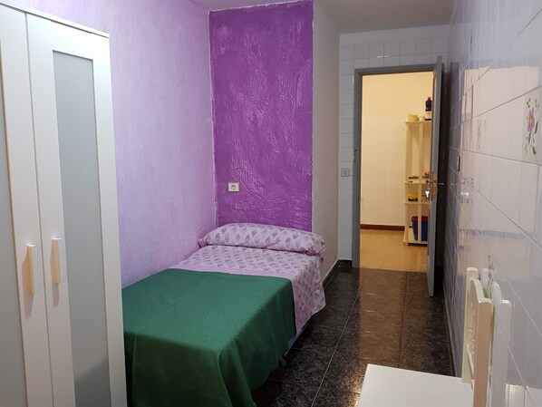 Habitación doble, baño compartido | Cortinas blackout, wifi y ropa de cama