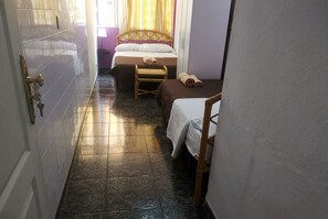 Habitación doble, baño compartido | Cortinas blackout, wifi y ropa de cama