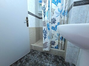 Shower, towels - Low Cost Room Las Llaves 3 (San Bartolomé de Tirajana)