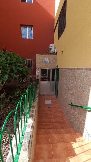 Front of property - Low Cost Room Las Llaves 3 (San Bartolomé de Tirajana)
