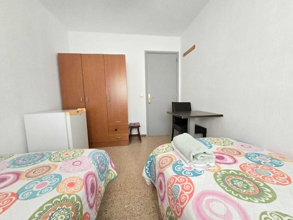 City Twin Room, Shared Bathroom
