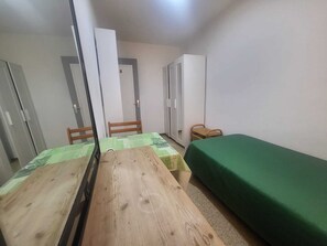 Basic Room, 1 Single Bed, Park View | Desk, blackout curtains, WiFi, bed sheets - Low Cost Room Las Llaves 3 (San Bartolomé de Tirajana)