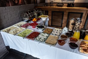 Frokost med lokale retter er inkludert hver dag